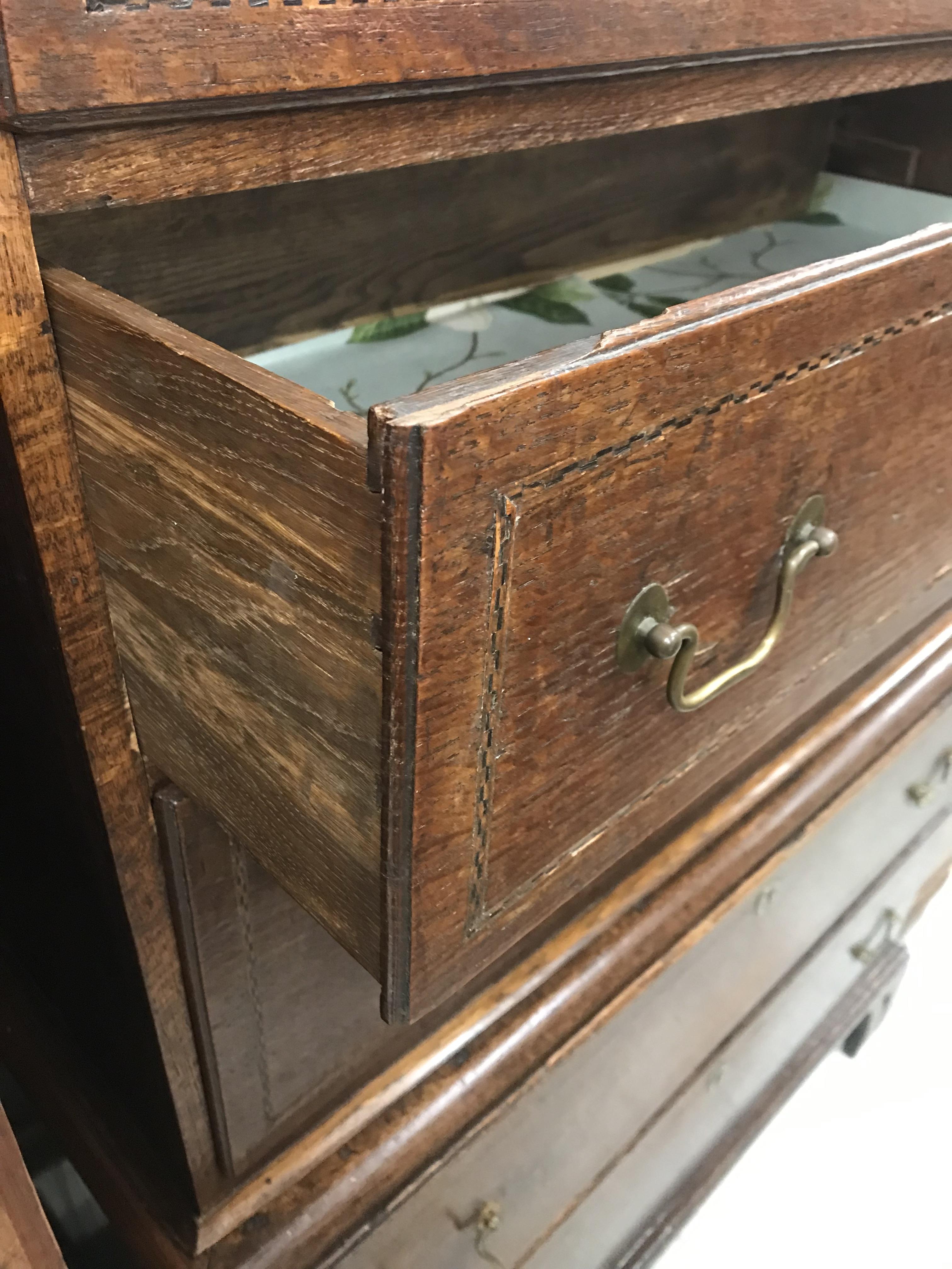 An early 19th Century oak chest on chest - Image 41 of 53