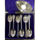 A cased set of six George VI silver trefoil teaspoons, London 1945 and an EPNS bowl