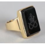 A VICTORIAN ONYX INTAGLIO SIGNET RING IN 18CT GOLD, the rectangular collet stone, inscribed with the