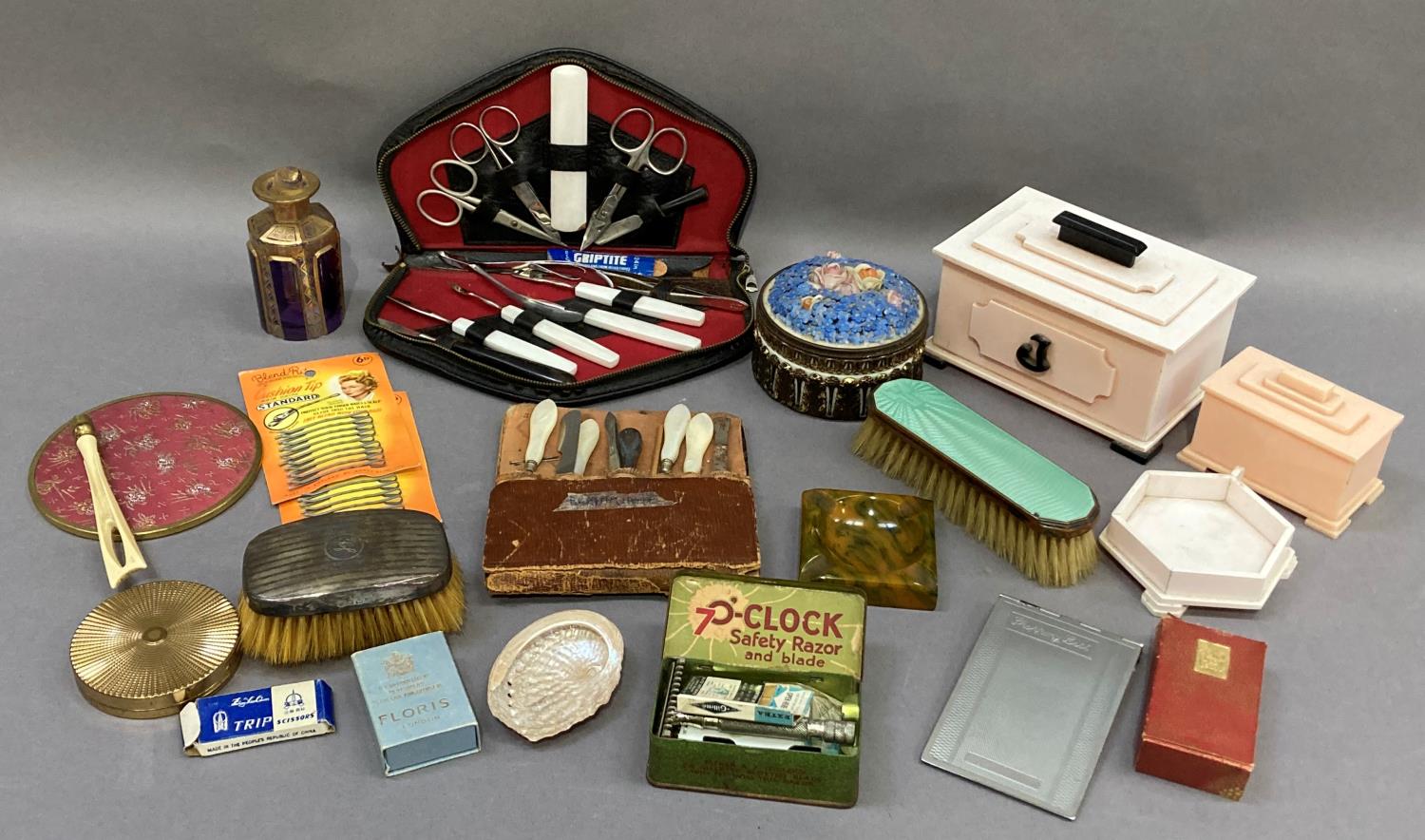 Manicure sets, bakolite dressing table boxes, compacts, bakolite ashtray, amethyst and gilt glass