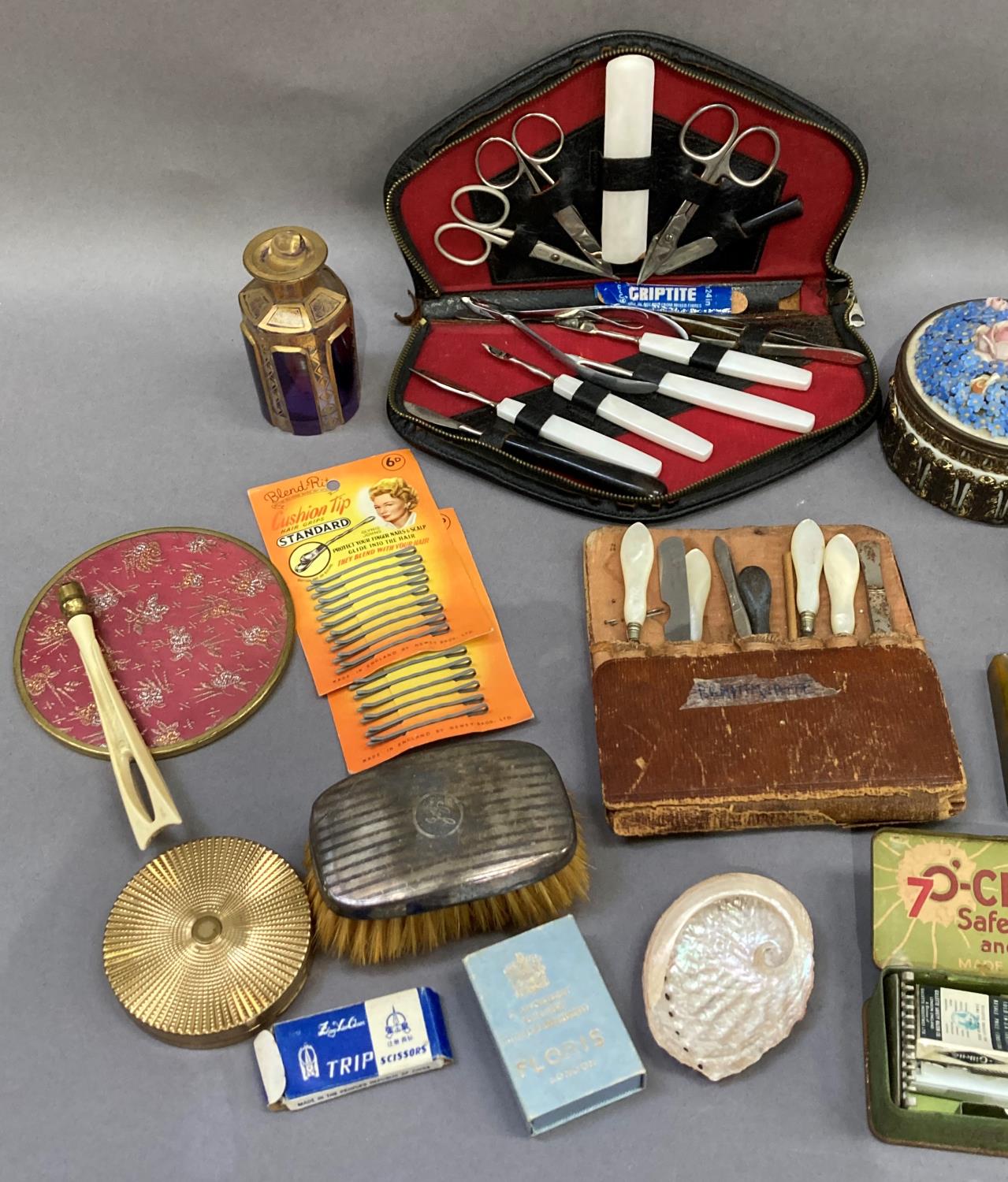 Manicure sets, bakolite dressing table boxes, compacts, bakolite ashtray, amethyst and gilt glass - Image 2 of 3