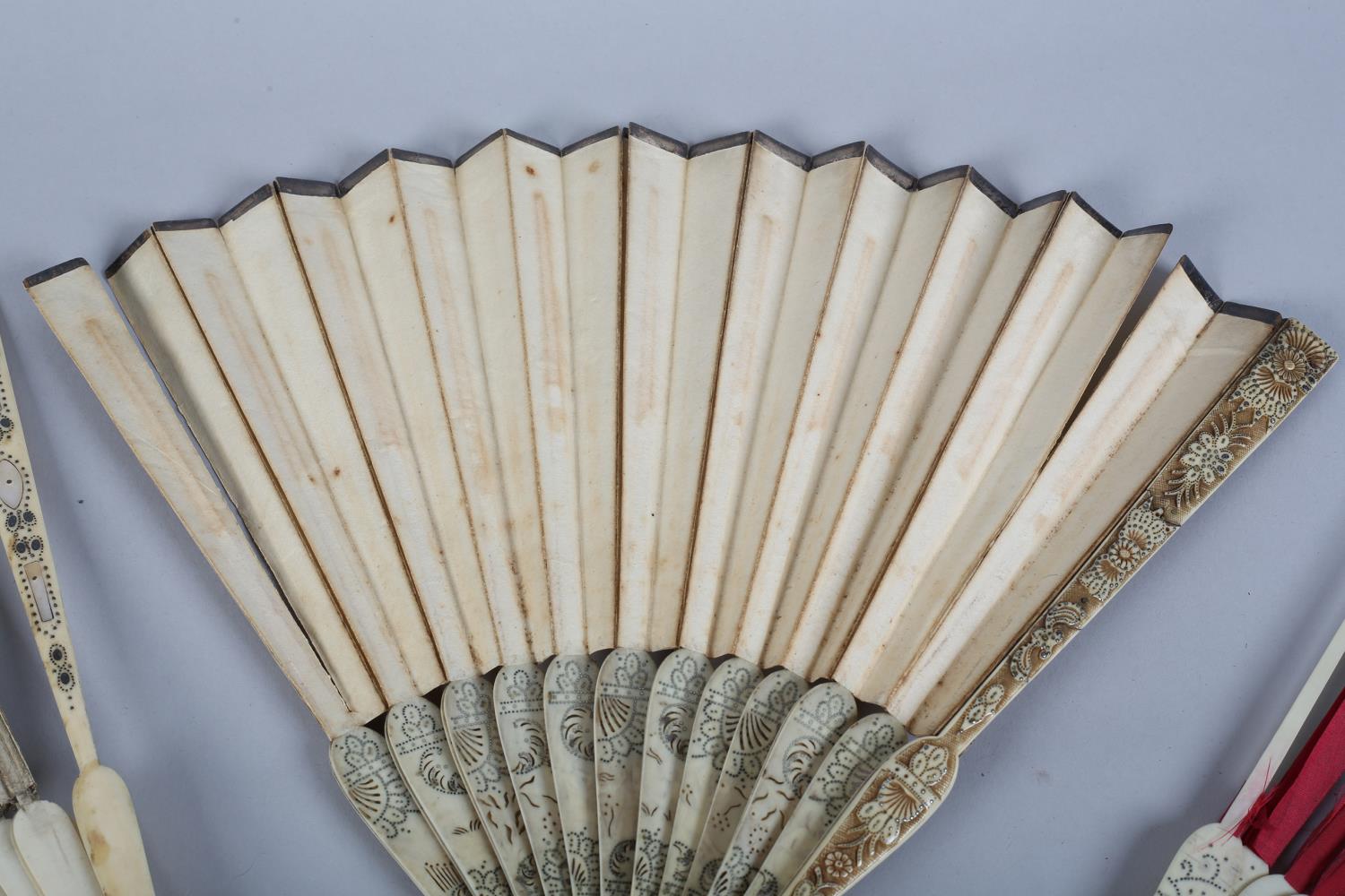 Three early 18th century ivory fans with bulbous heads and particularly unusual montures, the - Image 4 of 7