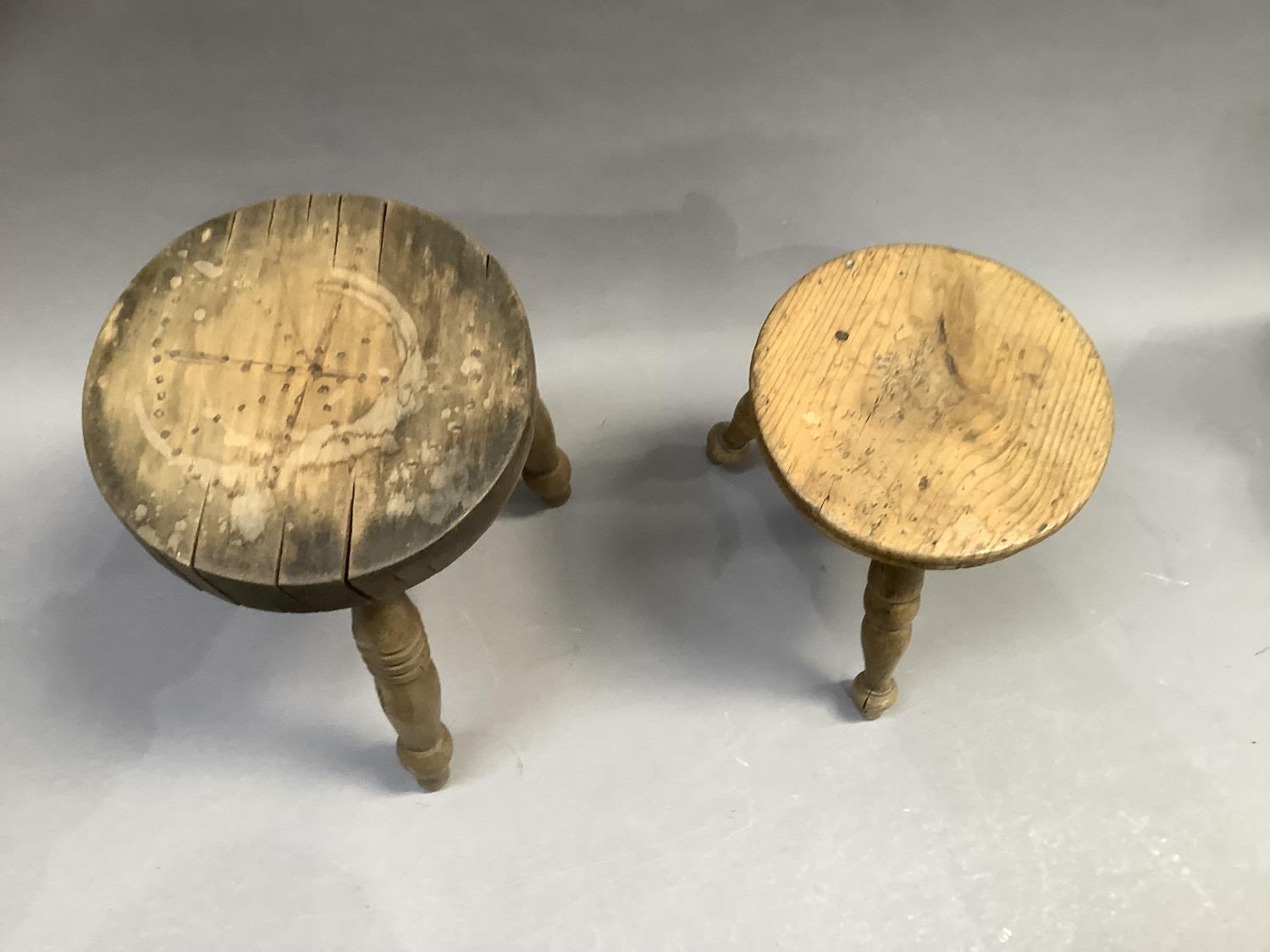 A cobbler's pine three legged stool together with another in beech - Image 3 of 3