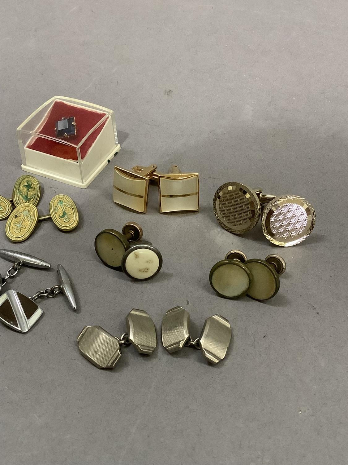 A collection of mid to late 20th century cufflinks and collar and tie tacks - Image 5 of 5
