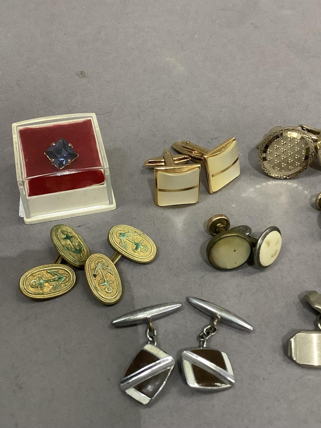 A collection of mid to late 20th century cufflinks and collar and tie tacks - Image 3 of 5