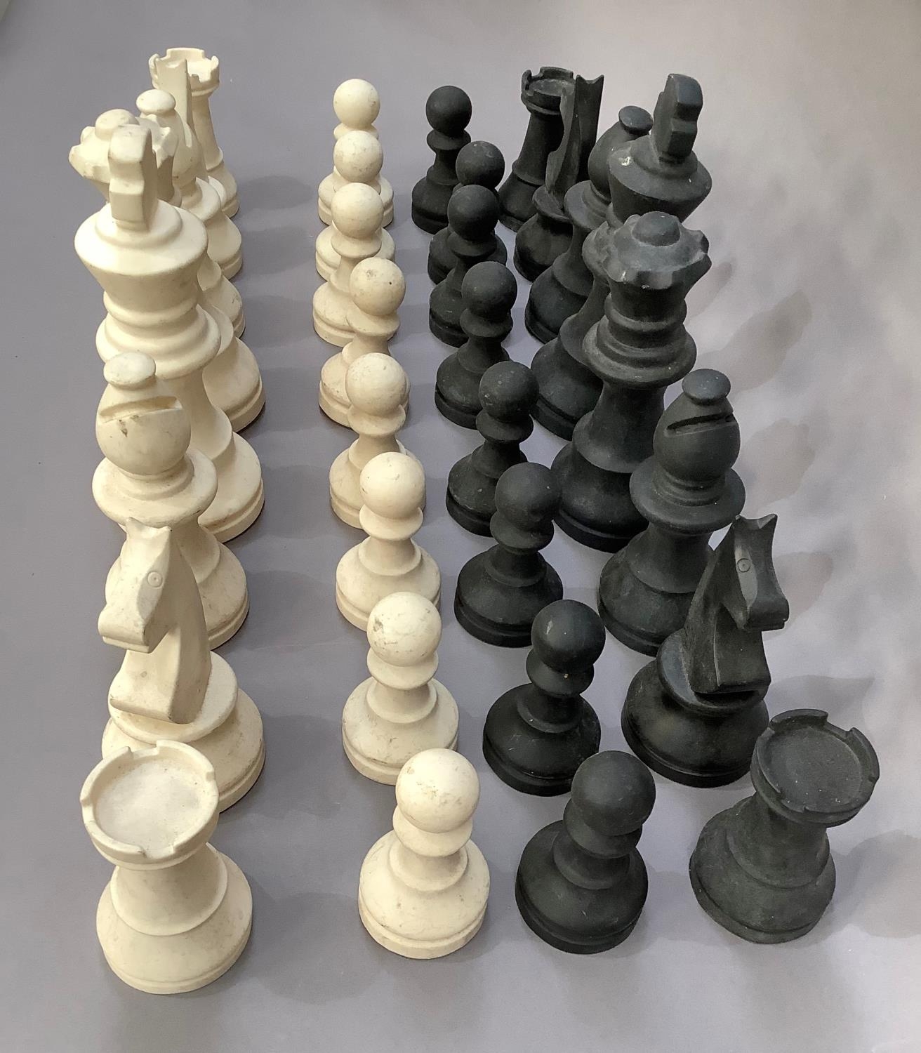 A garden chess set in black and white plastic - Image 2 of 3