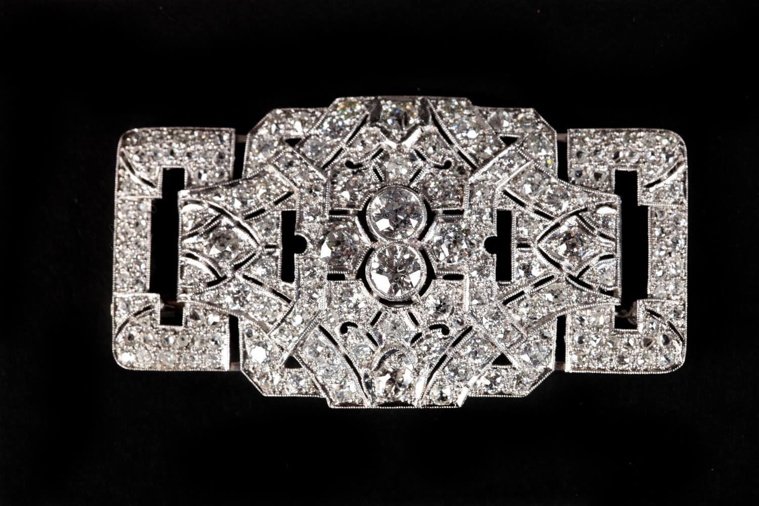 AN ART DECO DIAMOND PLAQUE BROOCH IN PLATINUM, transitional brilliant, Old European, rose and