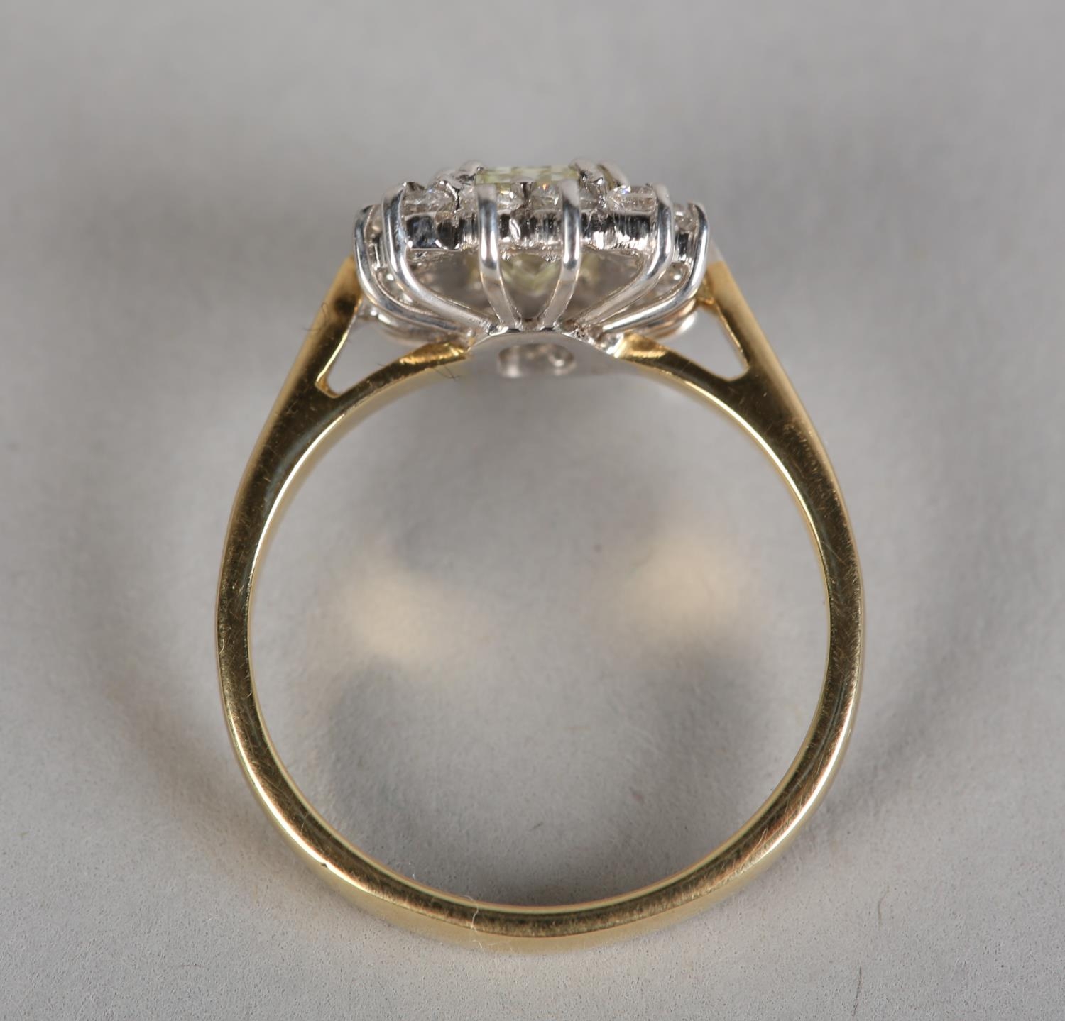 A DIAMOND CLUSTER RING in 18ct yellow and white gold, the step cut stone claw set to the centre - Image 5 of 5