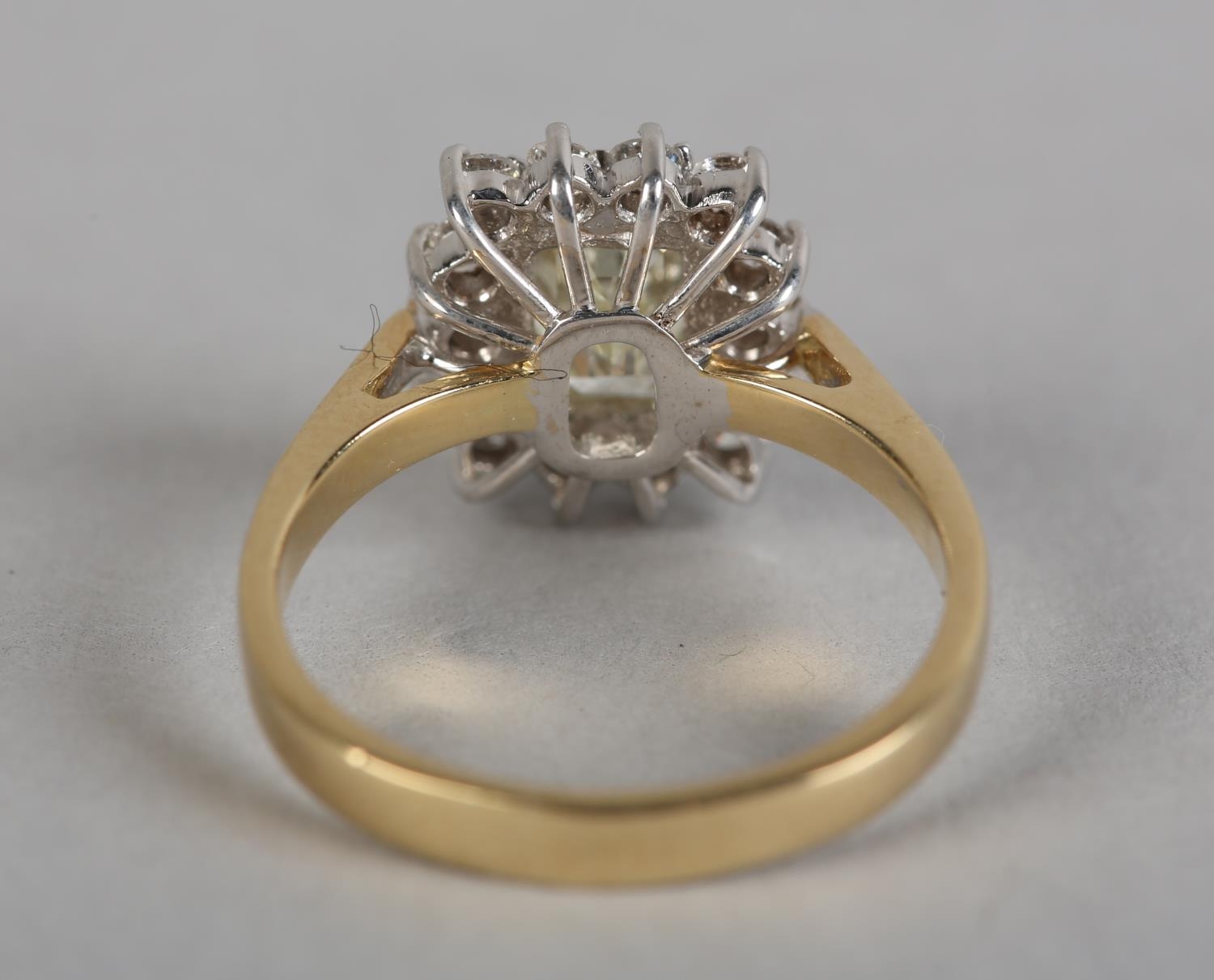 A DIAMOND CLUSTER RING in 18ct yellow and white gold, the step cut stone claw set to the centre - Image 4 of 5