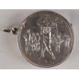 AN EDWARDIAN VII SILVER GOLFING VESTA, circular, the face embossed with a golfer teeing off as his
