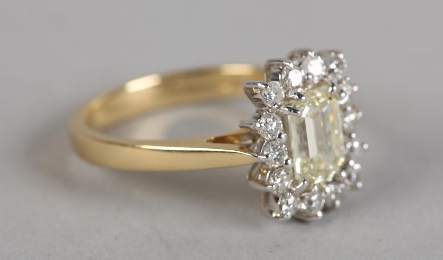 A DIAMOND CLUSTER RING in 18ct yellow and white gold, the step cut stone claw set to the centre - Image 3 of 5