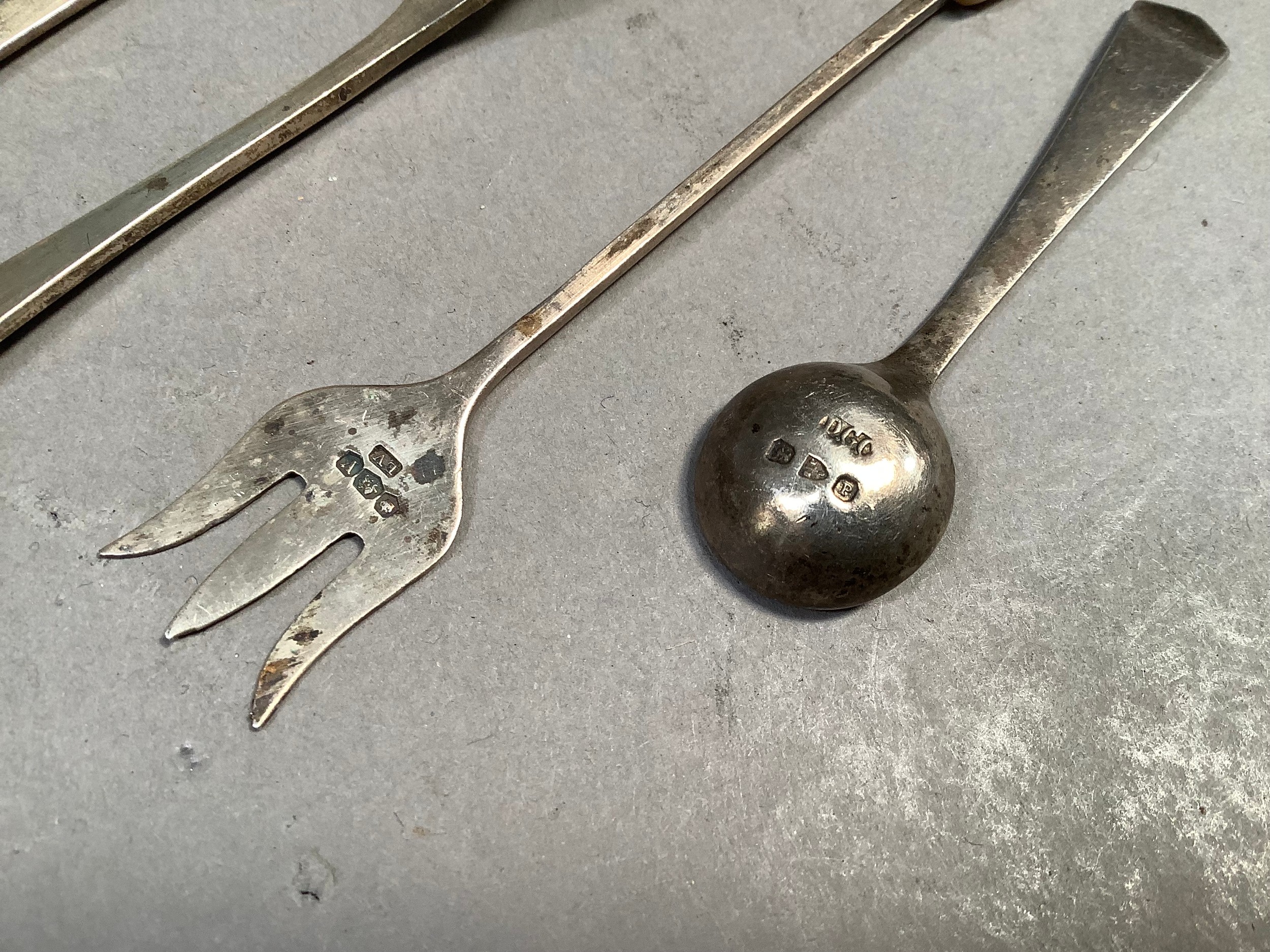 A collection of silver teaspoons, mustard spoons and cake forks, c. 1830-1930, total approx. - Bild 2 aus 4