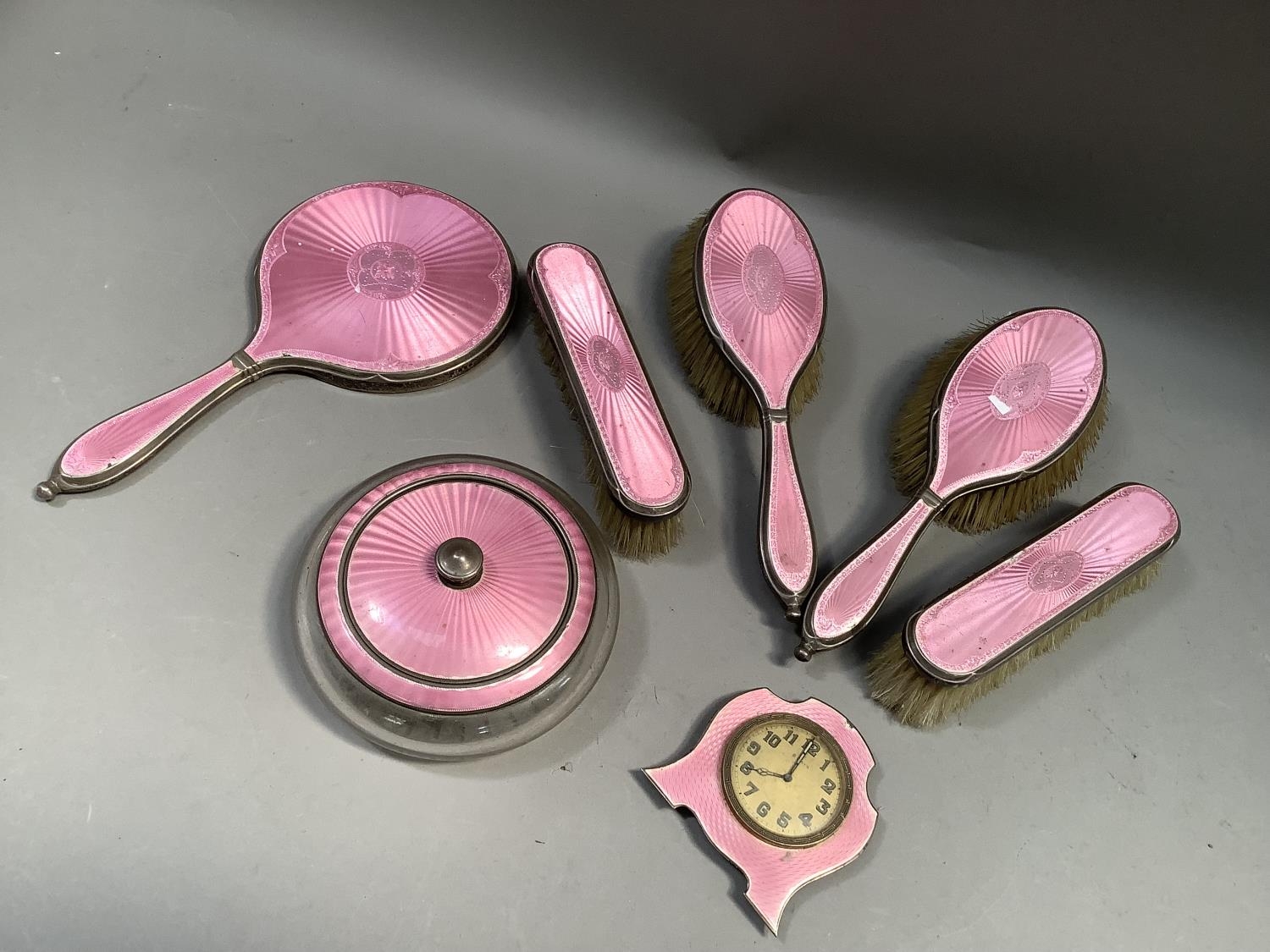 A George V silver and pink enamelled dressing table set with hallmarks for London 1926, 27 and 1930, - Bild 2 aus 2