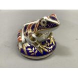 A Royal Crown Derby frog paperweight, 8cm (no button)