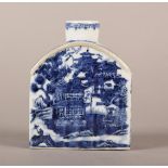 A CHINESE EXPORT BLUE AND WHITE TEA CADDY OF WILLOW PATTERN, ribbed body, gilt rim line (lacking