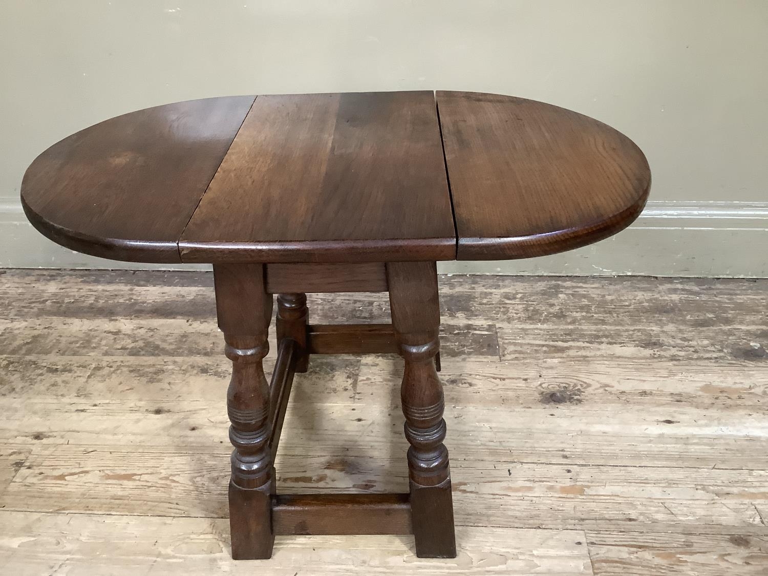 An oak oval occasional drop leaf table on baluster turned and square framing - Image 3 of 3