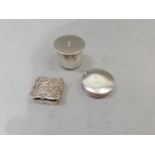 A circular silver screw top trinket box, London 1943, a square shaped vinaigrette or patch box