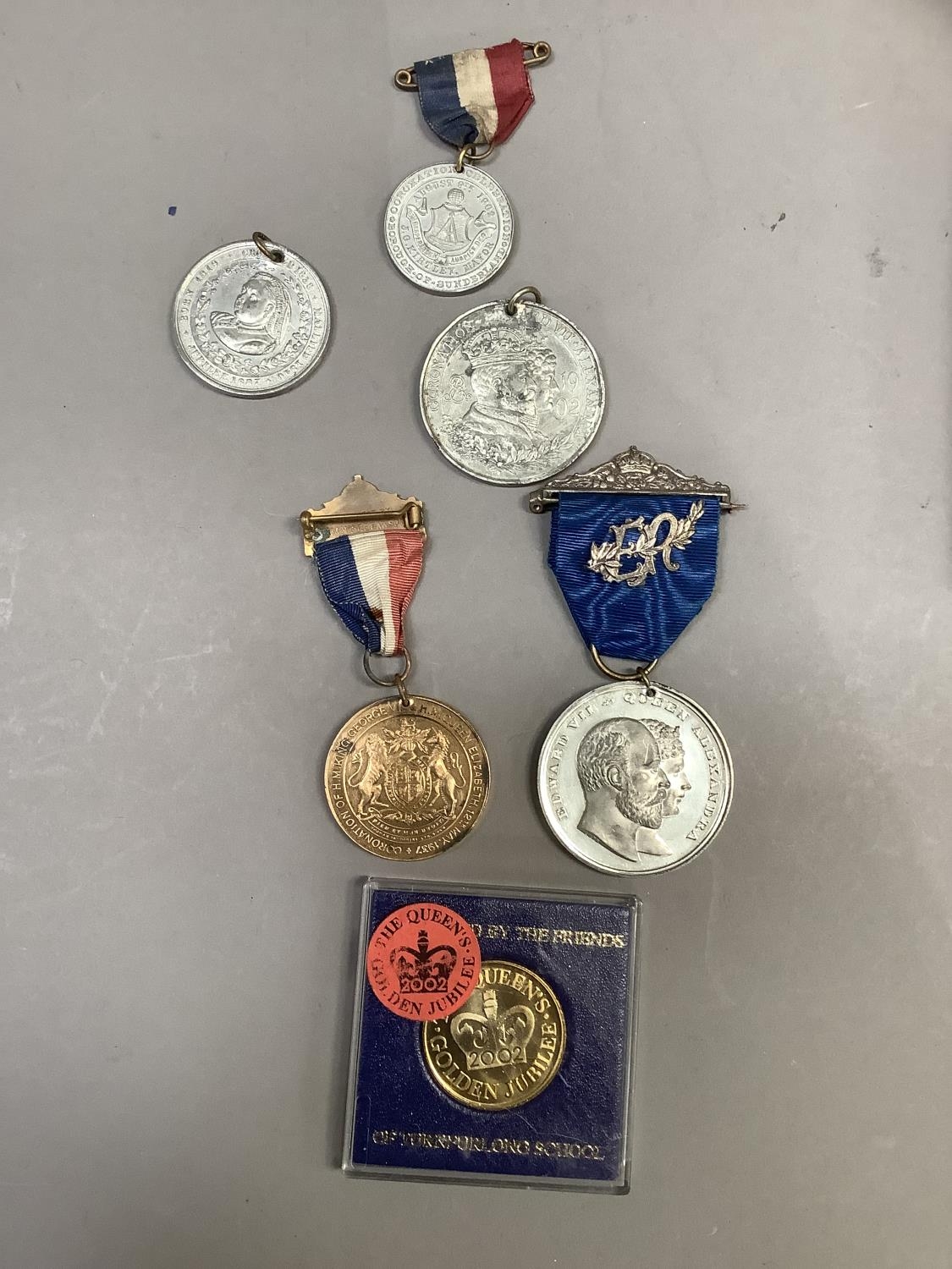 A tray of Coronation and Jubilee medallions