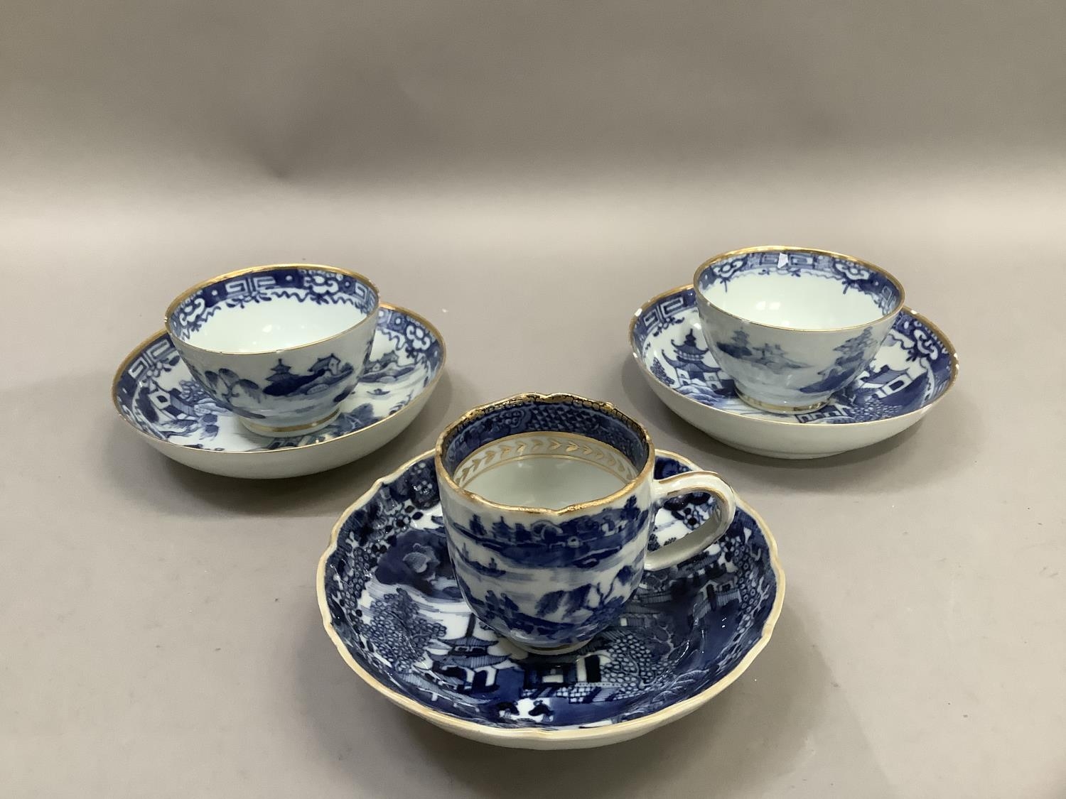 A Chinese export blue and white cup and saucer painted with the willow pattern with gilt - Image 2 of 9