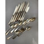 A set of six silver handled tea knives, Sheffield 1912, together with four silver teaspoons