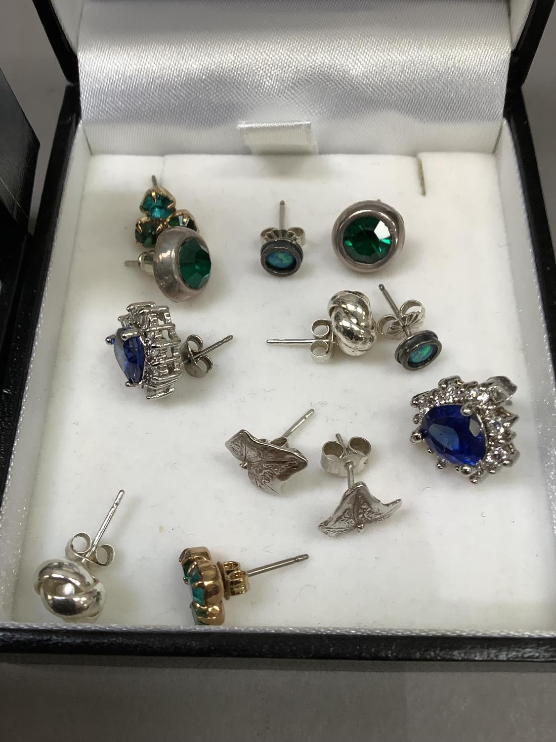 A collection of stud earrings - Image 2 of 3