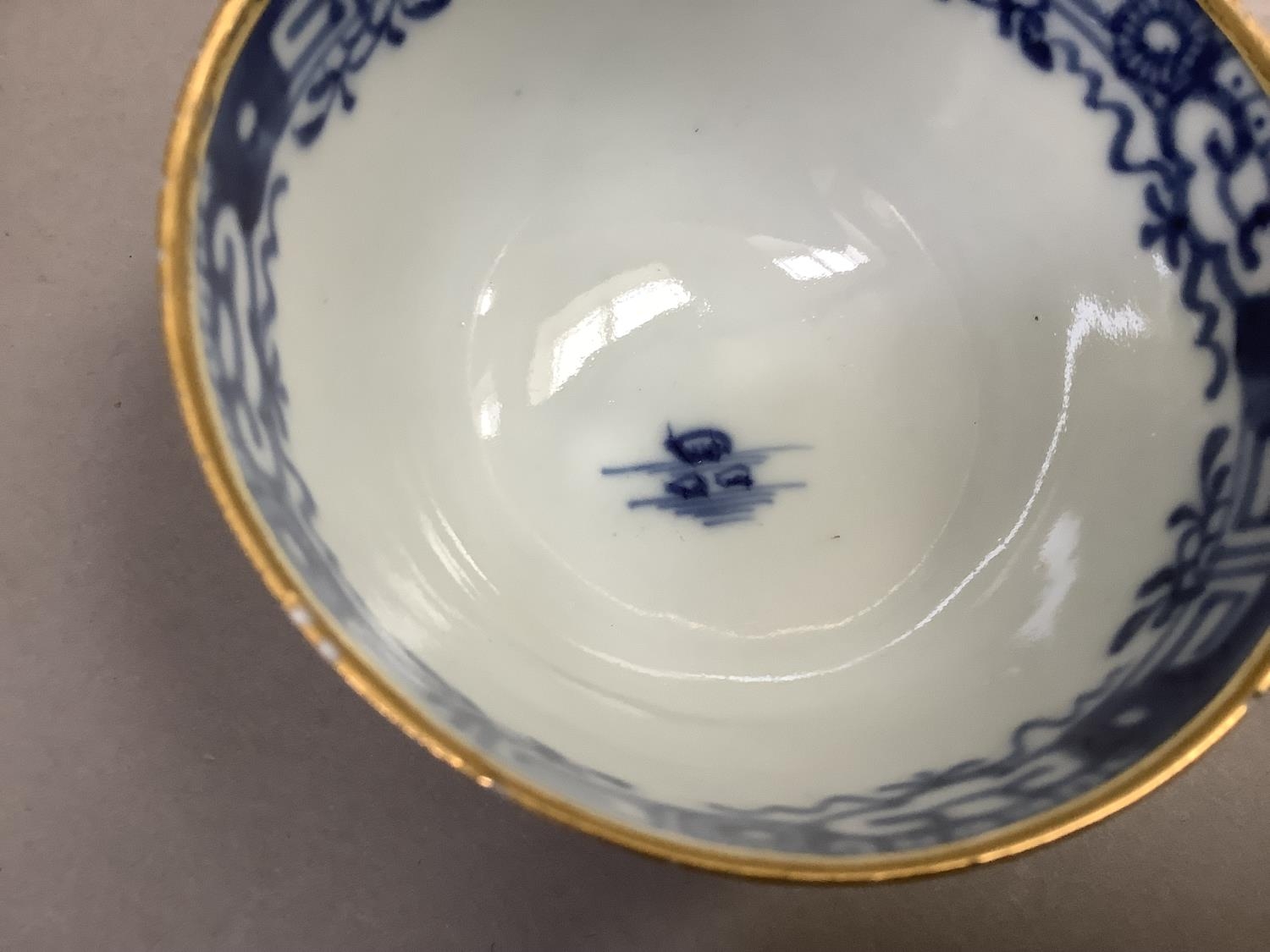 A Chinese export blue and white cup and saucer painted with the willow pattern with gilt - Image 8 of 9