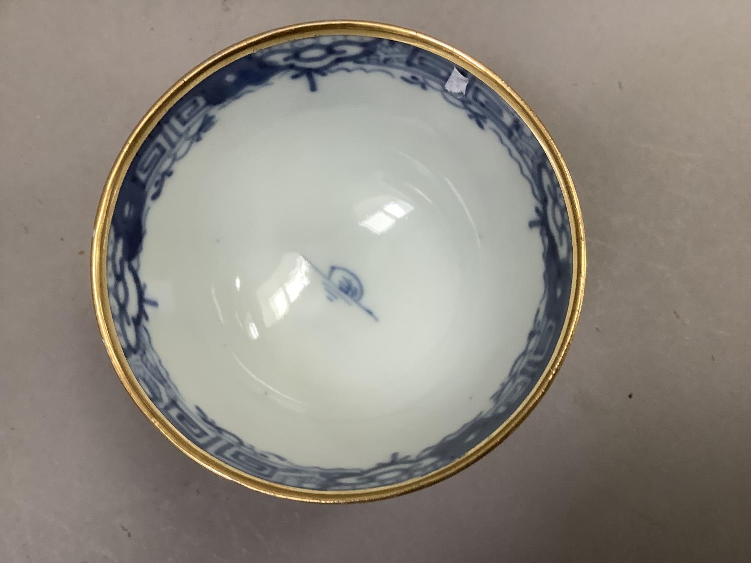 A Chinese export blue and white cup and saucer painted with the willow pattern with gilt - Image 9 of 9