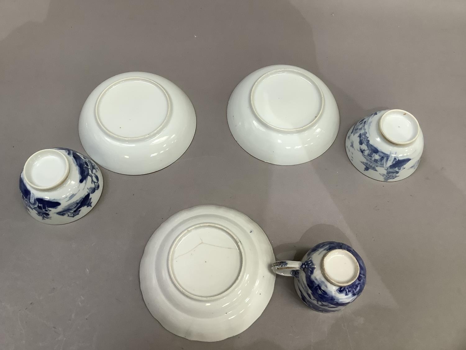 A Chinese export blue and white cup and saucer painted with the willow pattern with gilt - Image 3 of 9