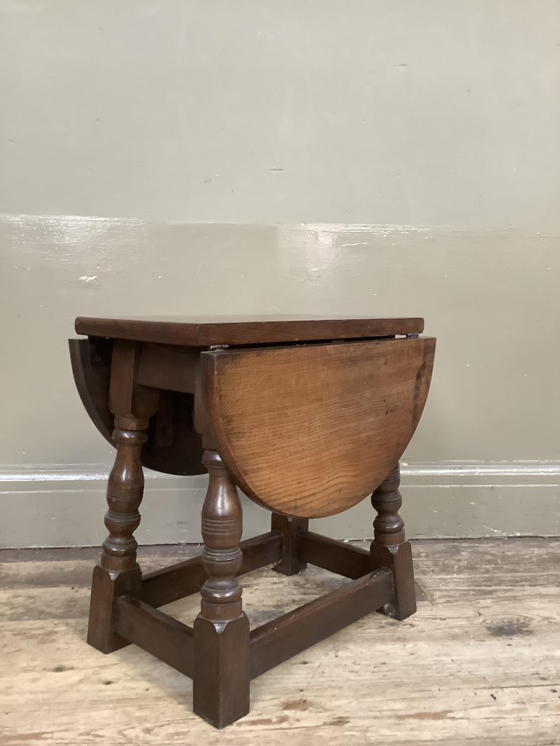 An oak oval occasional drop leaf table on baluster turned and square framing - Image 2 of 3