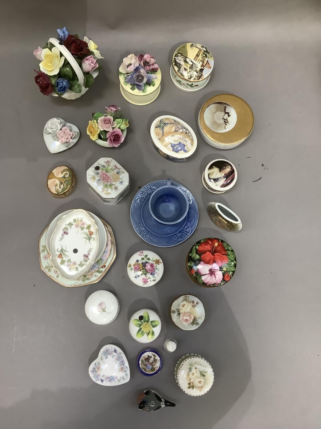 A collection of china flower clusters, trinket boxes, trinket dishes, cabinet cups and saucer etc - Image 2 of 2