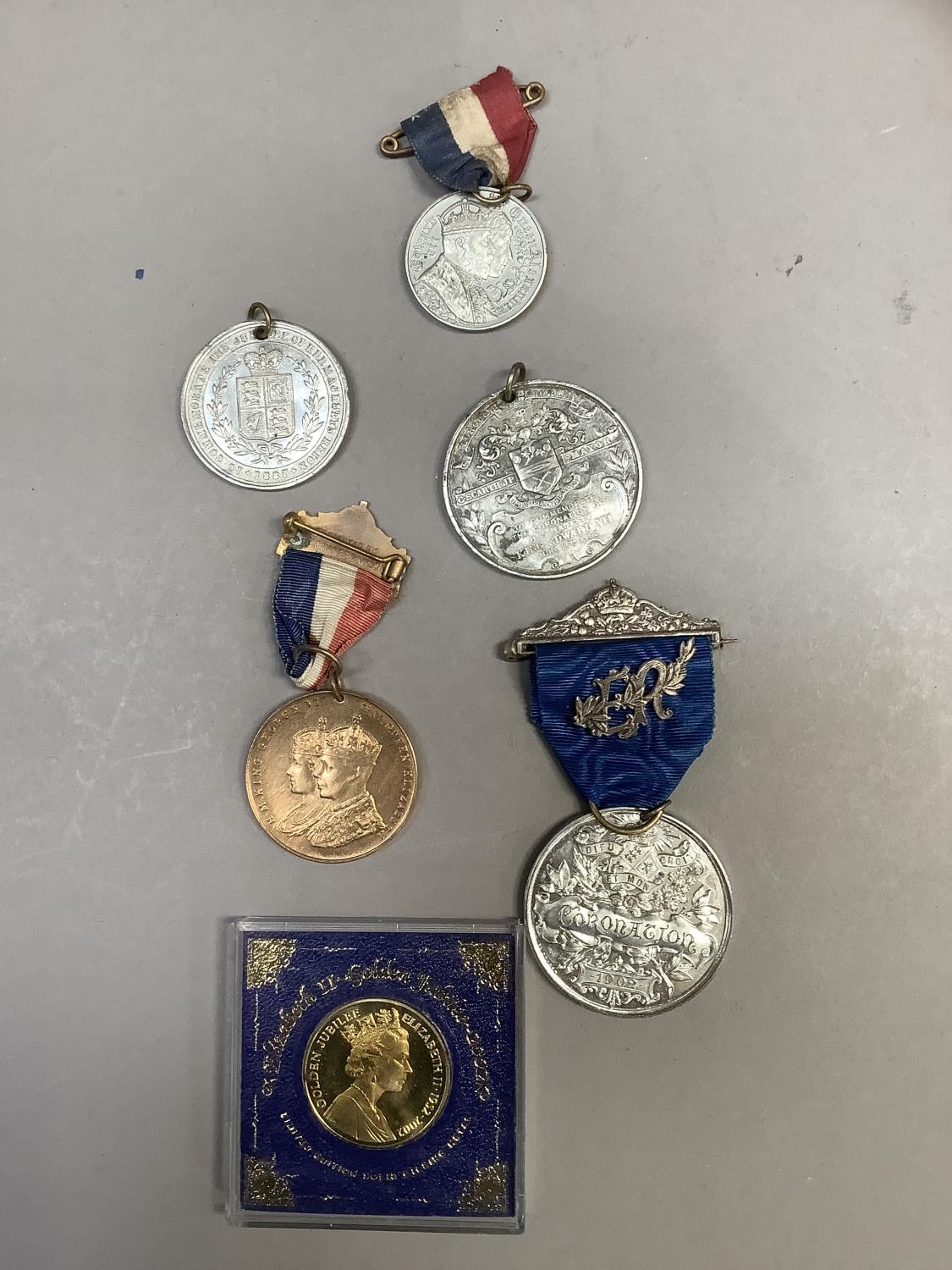 A tray of Coronation and Jubilee medallions - Image 2 of 2