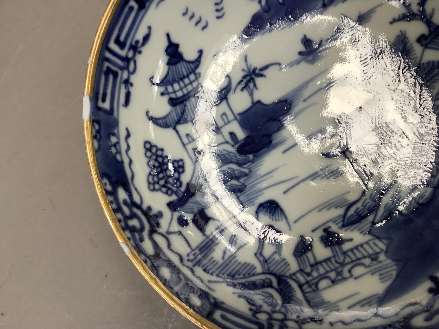 A Chinese export blue and white cup and saucer painted with the willow pattern with gilt - Image 5 of 9