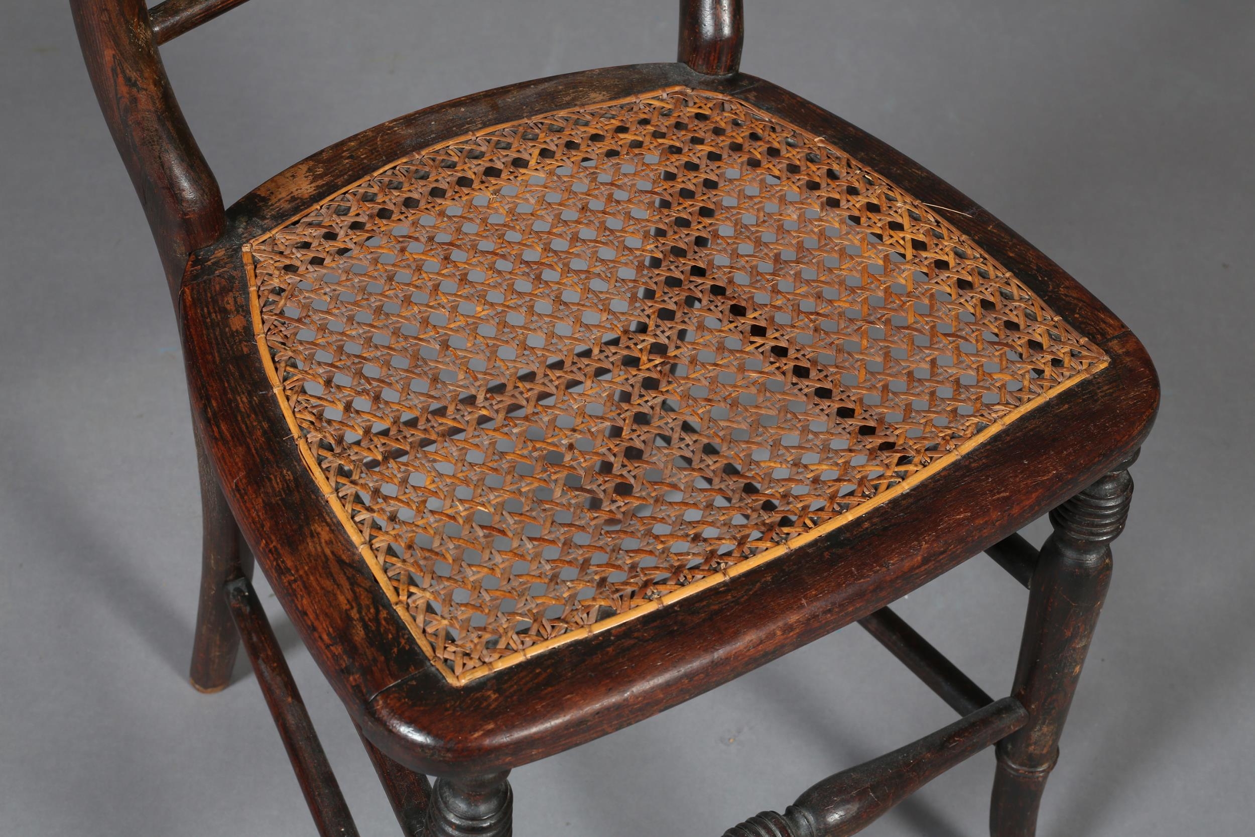 AN EARLY VICTORIAN FAUX ROSEWOOD SINGLE CHAIR, the bar back with carved fluted ears above slender - Bild 4 aus 5