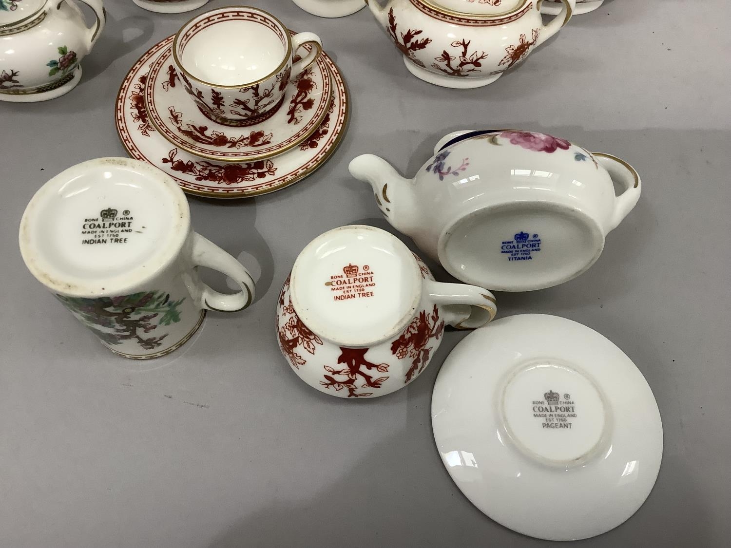 A Coalport miniature tea sevice of Indian tree design, teapot, two handled sugar bowl, cream jug, - Bild 3 aus 3