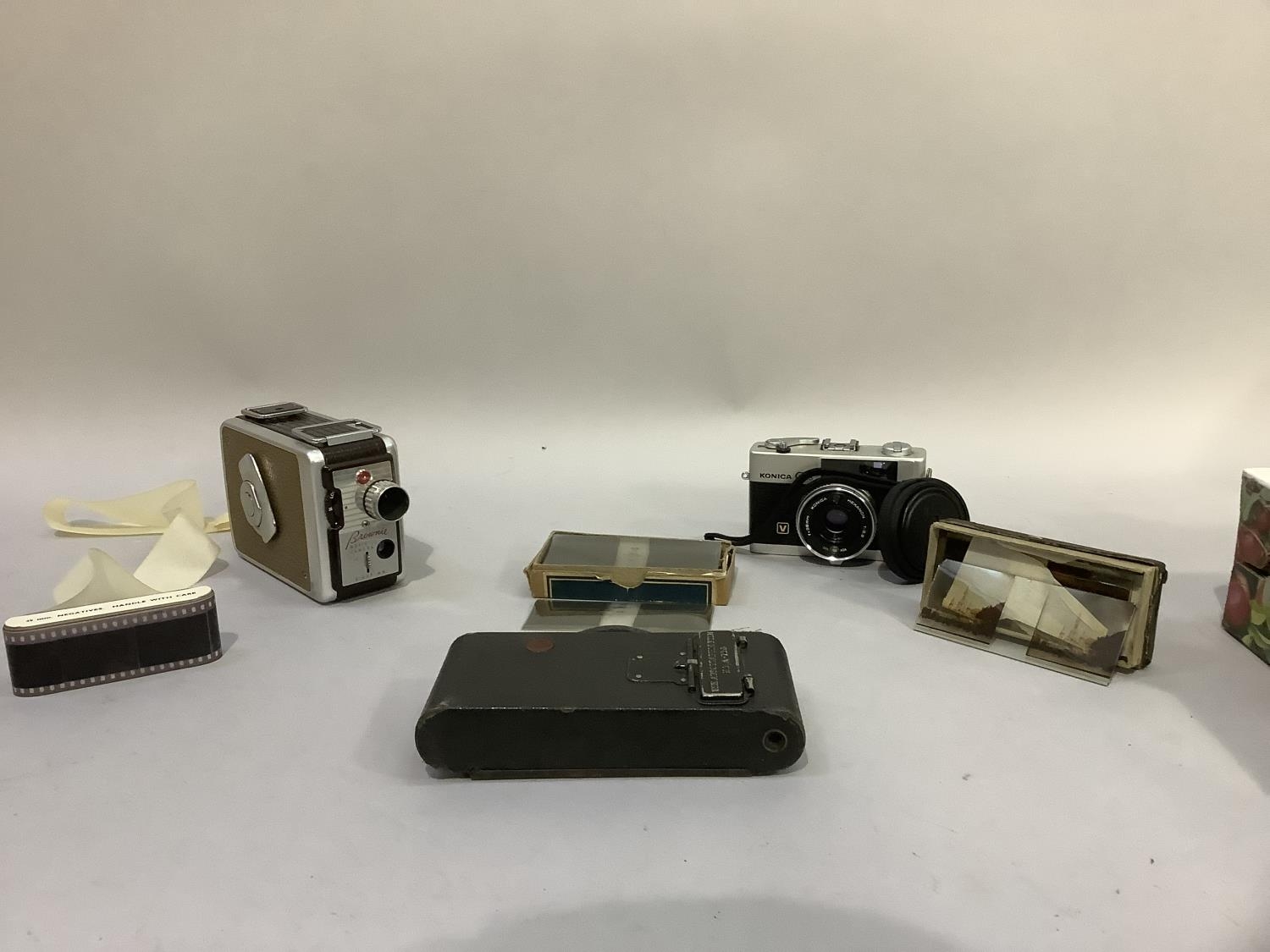 A Kodak Brownie 8mm movie camera, No.2 folding autographic brownie, two sets of Stereoscopiques - Bild 2 aus 2