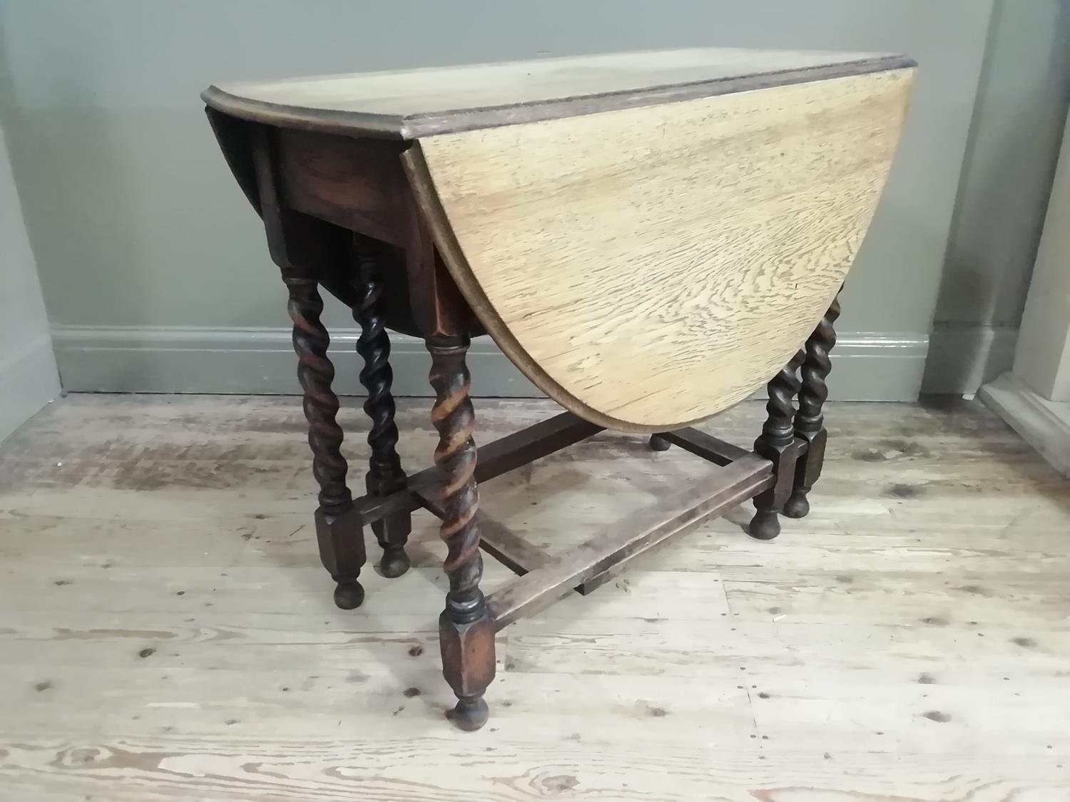 An oak oval gate leg table on barley twist legs - Image 4 of 4