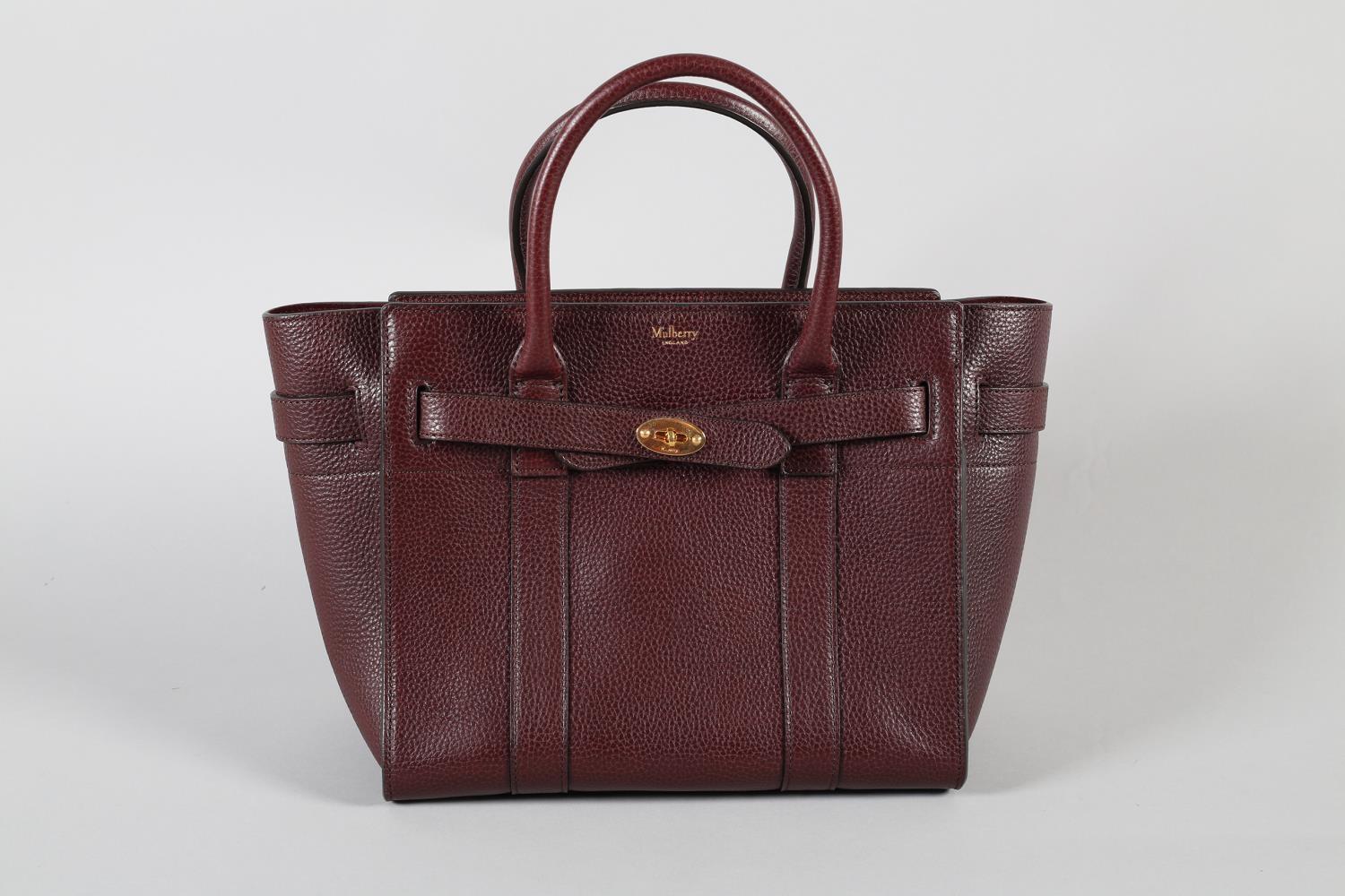 A Mulberry Small Zipped Bayswater handbag in Oxblood grained leather, with strap and original - Bild 4 aus 4