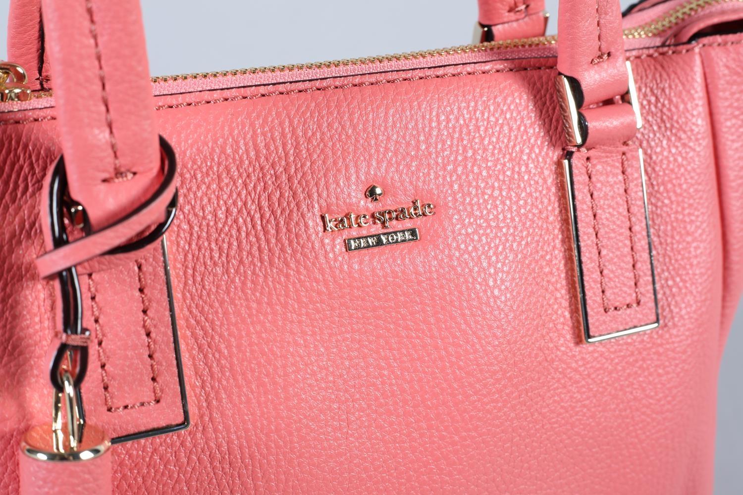 A Kate Spade Kingston Drive Alena crossbody handbag in coral pink grained leather, with strap, - Bild 3 aus 4