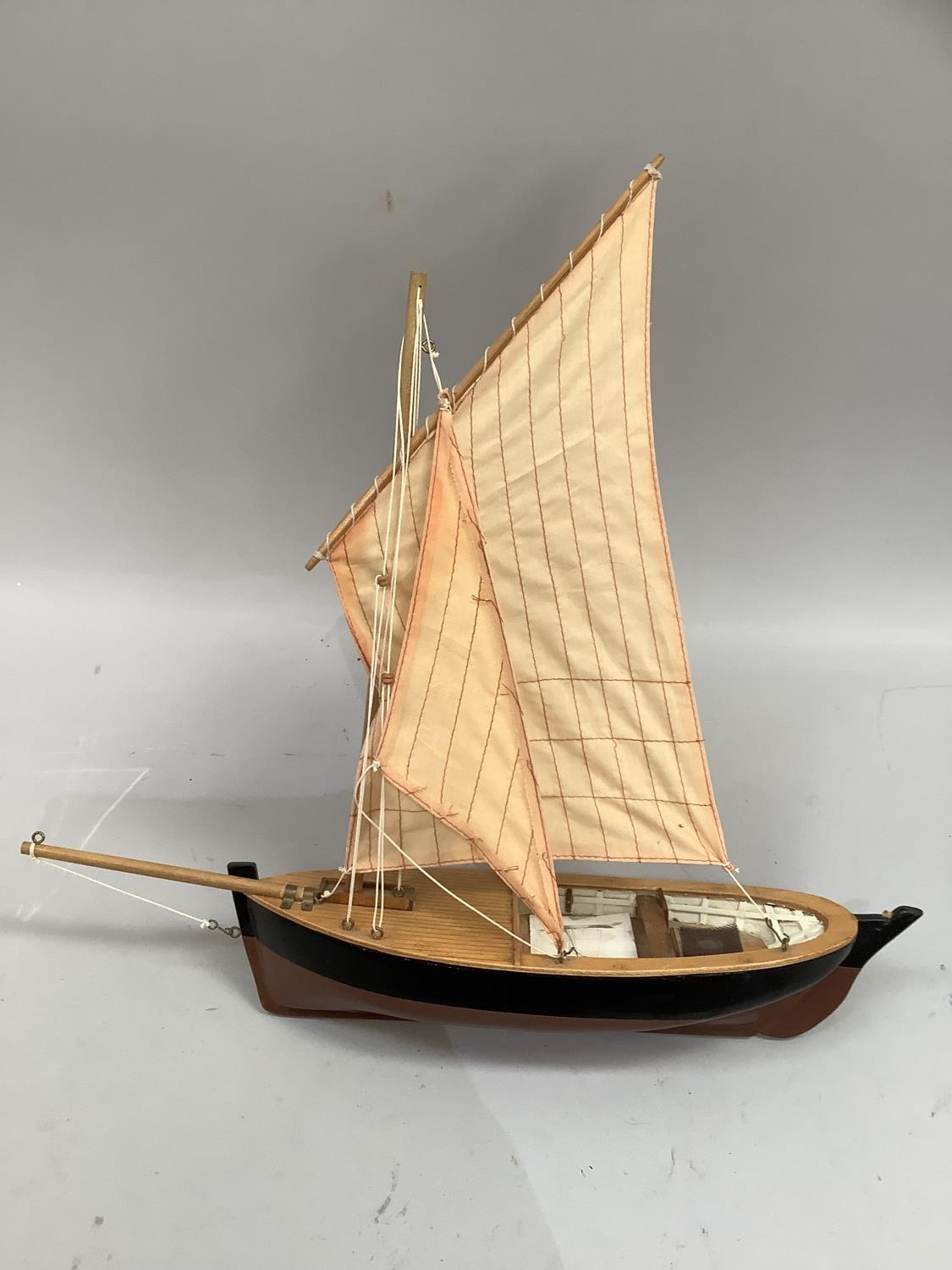 A model of a Loch Fyne skiff, 42cm long. - Bild 3 aus 3