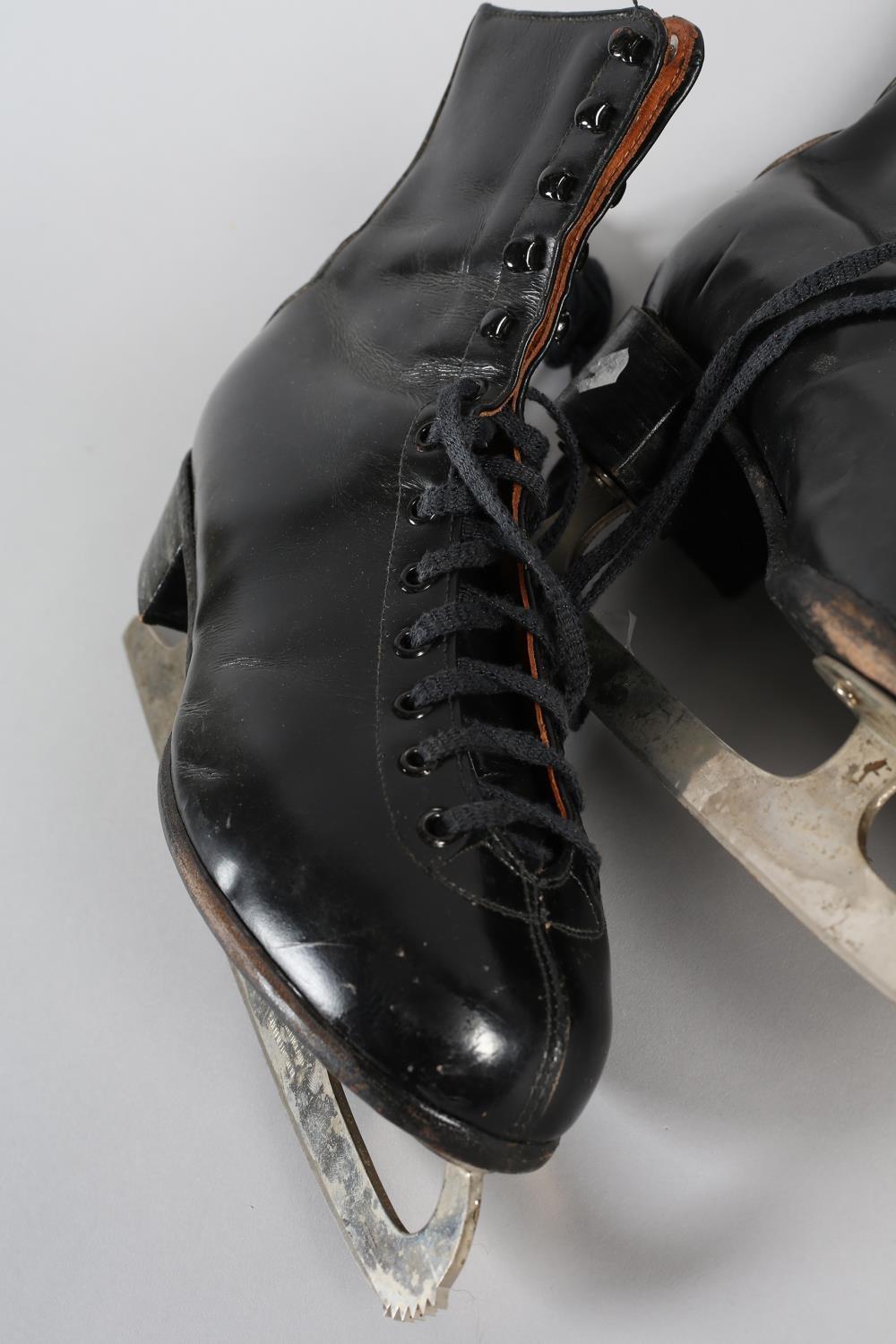 A pair of black leather ice skates, front lacing, marked size 9.5, inked with the name D. Churchill - Bild 2 aus 4