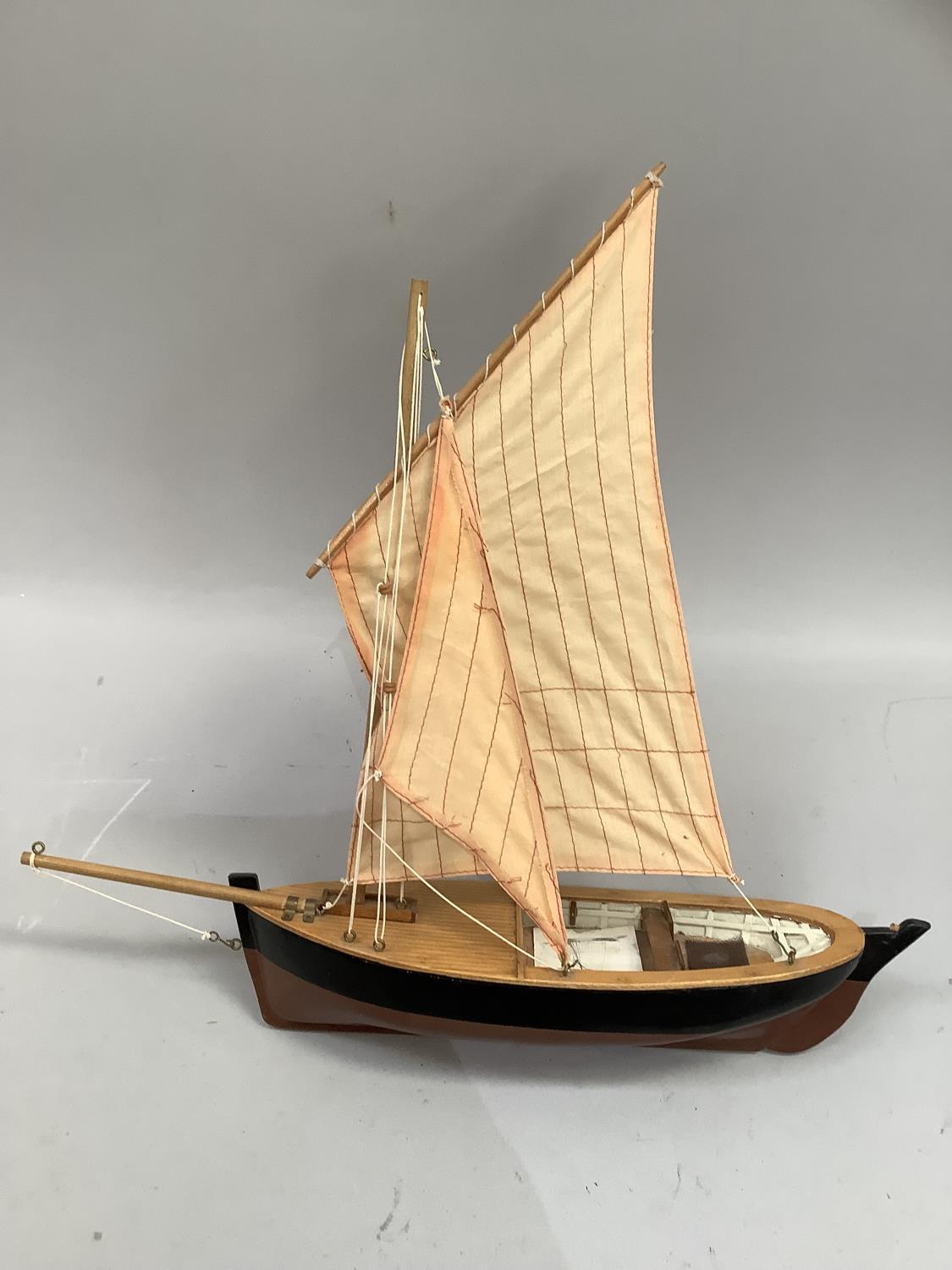 A model of a Loch Fyne skiff, 42cm long. - Bild 2 aus 3