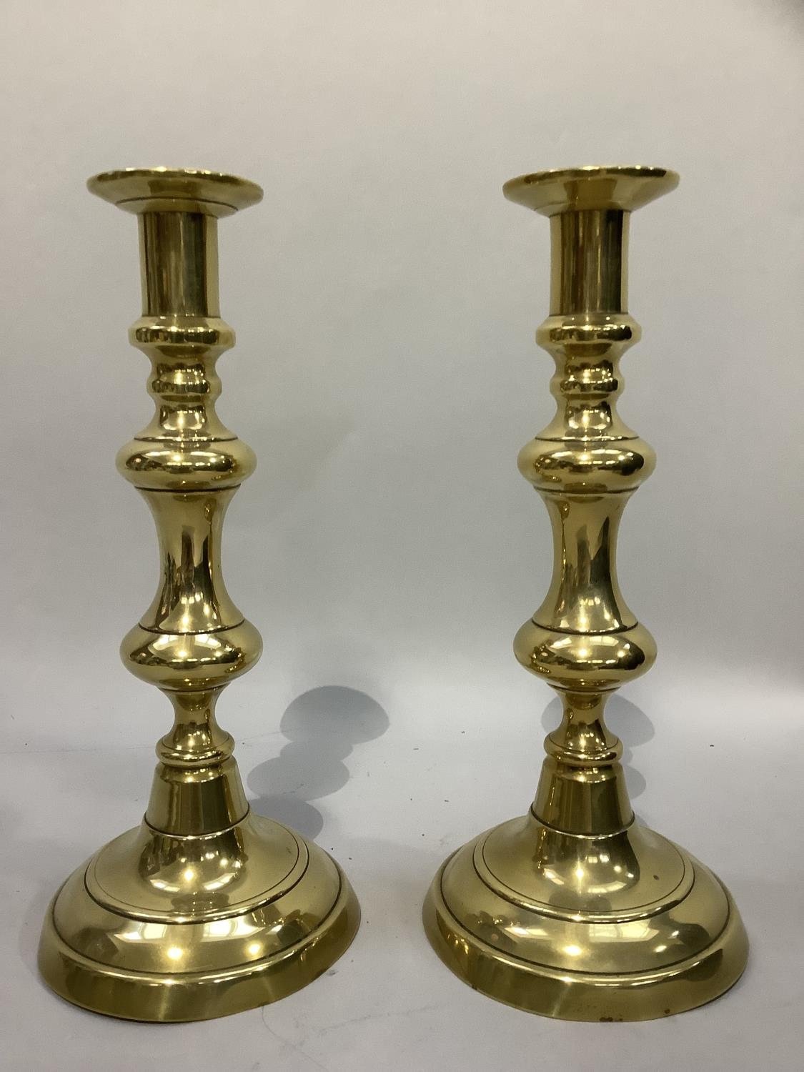 A pair of 19th century brass pricket candlesticks of baluster form and on circular domed bases, 25cm - Bild 4 aus 4