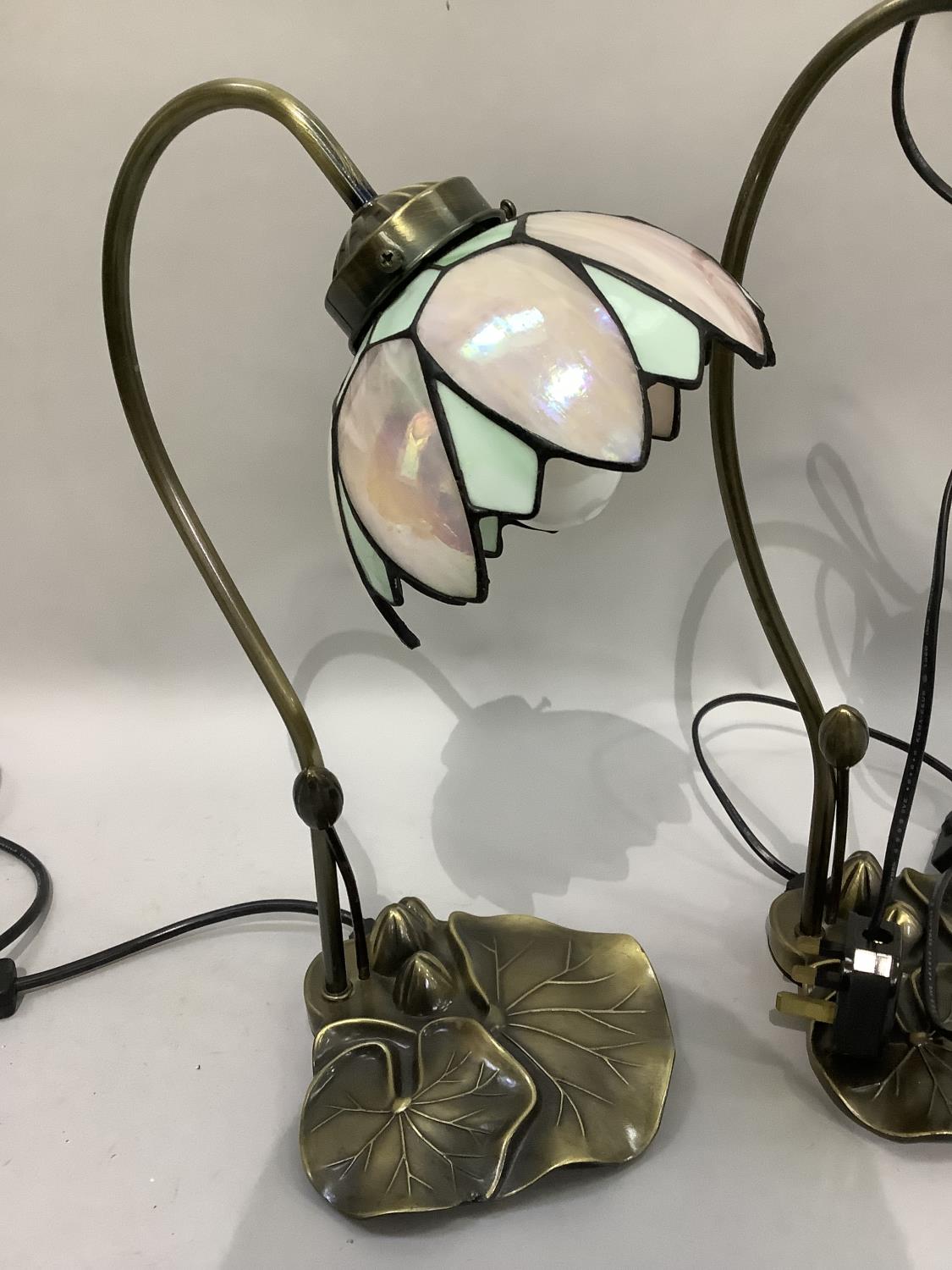 A pair of Tiffany style table lamps with lustre and pale green petal shaped shades on a lily pad - Bild 2 aus 2