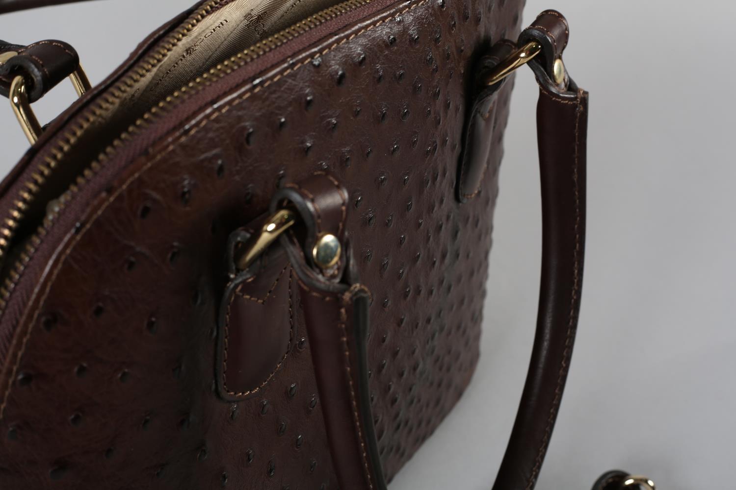 A Gianno Conti handbag in dark brown 'ostrich' leather, with strap, original dustbag, condition: - Bild 5 aus 5