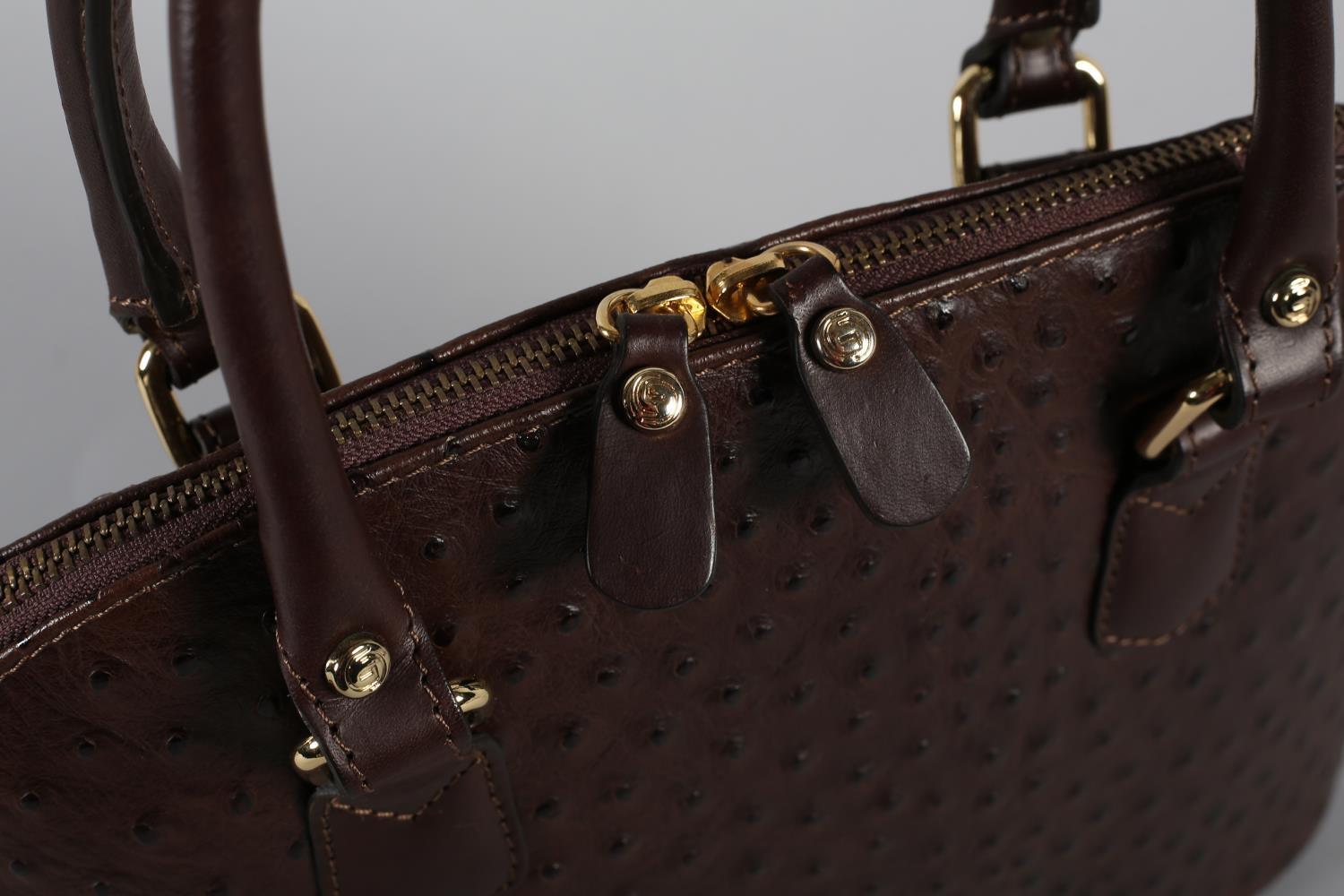 A Gianno Conti handbag in dark brown 'ostrich' leather, with strap, original dustbag, condition: - Bild 4 aus 5