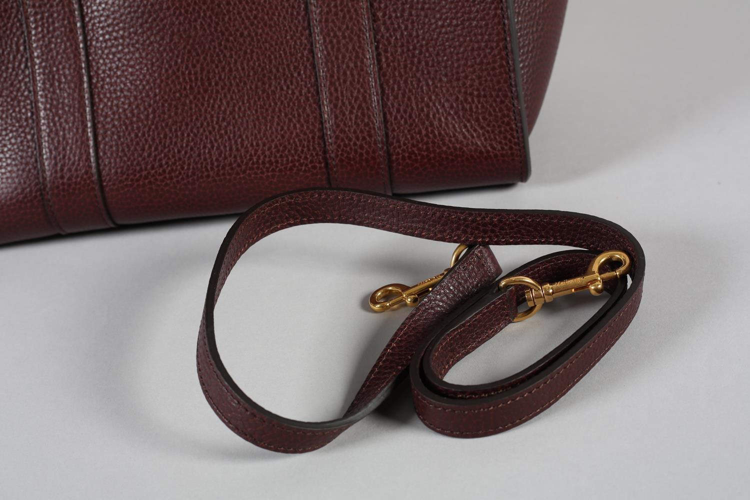 A Mulberry Small Zipped Bayswater handbag in Oxblood grained leather, with strap and original - Bild 2 aus 4