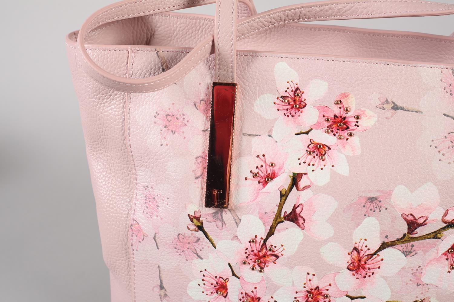 A Ted Baker tote bag in cherry blossom and pink grained leather, with original dustbag, condition: - Bild 3 aus 4