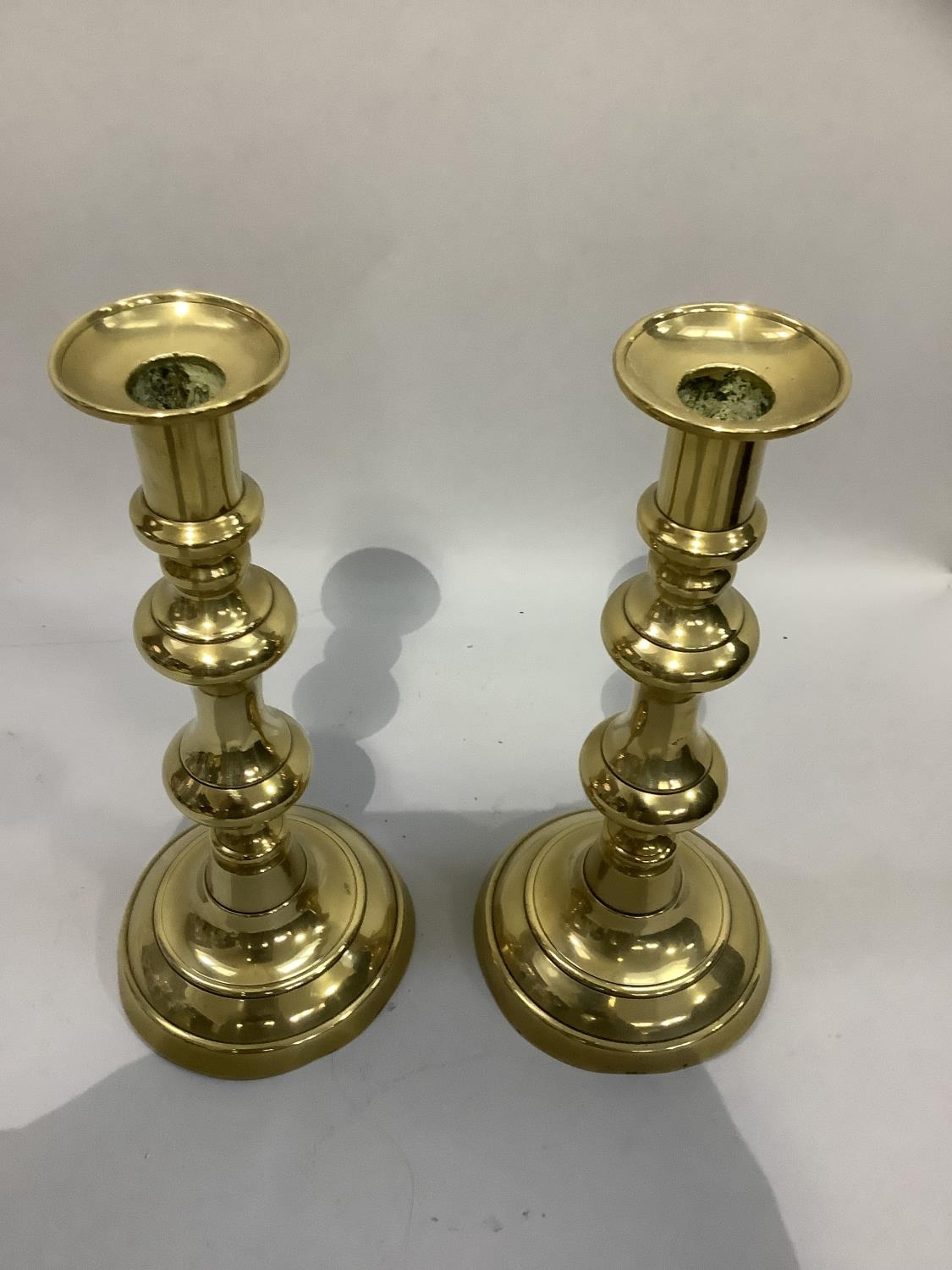 A pair of 19th century brass pricket candlesticks of baluster form and on circular domed bases, 25cm - Bild 2 aus 4