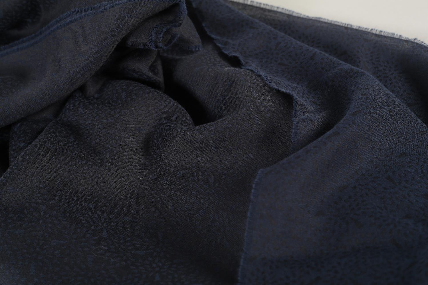 A Mulberry cotton Tree shawl in midnight blue, condition: slight pull to labelled corner, - Bild 3 aus 3