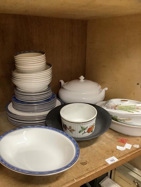 A Royal Doulton Atlanta dinner service comprising plates in three sizes, soup bowls, pudding - Bild 2 aus 4